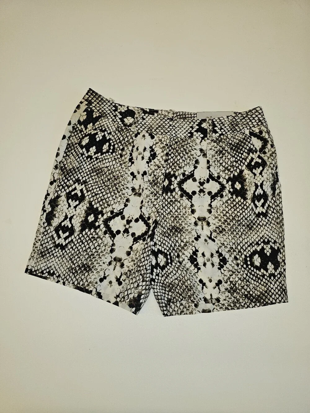 NWT | 4 | Worthington | Black White Snakeskin Print Tailored Bermuda Shorts